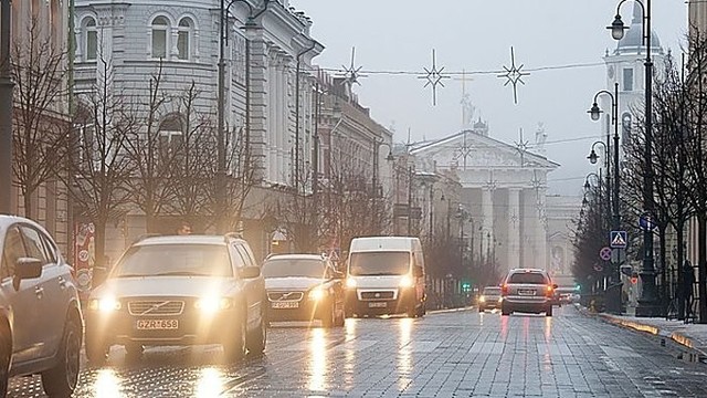 Į Lietuvą šeštadienį grįš vėsesni orai su krituliais