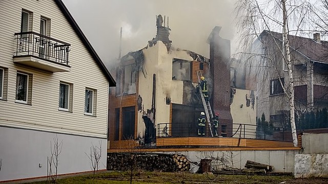 Ugnis naikino ką tik pastatytą namą Vilniuje