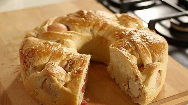 Velykų skanėstai: itališka duona, įdaryta sūriu ir šonine