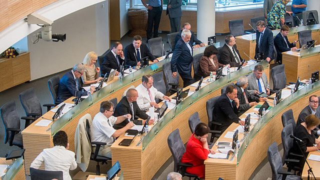 Seimas sutrypė siūlymą mažinti Seimo narių skaičių