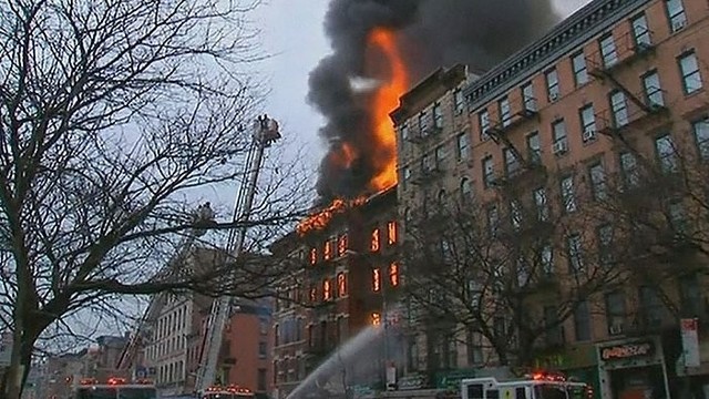Niujorke sprogus dujoms, sugriuvo trys namai, yra sužeistų