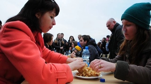 Kijeve surengtos lietuviško šakočio valgymo varžybos