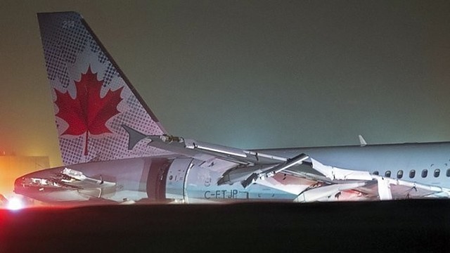Kanadoje keleivinis lėktuvas leisdamasis rėžėsi į stulpą
