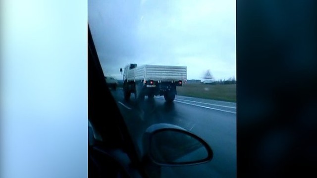 Žiūrovę išgąsdino paslaptingi sunkvežimiai iš Rusijos