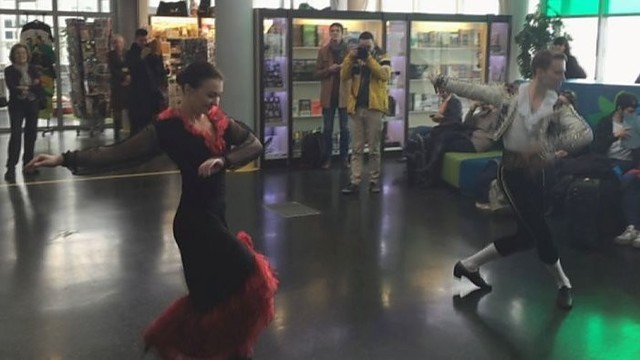 Keliautojus Vilniaus oro uoste stebino flamenko šokėjai