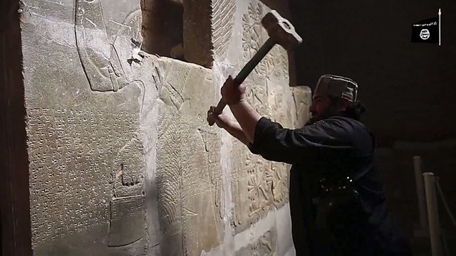 Islamistai parodė, kaip niokoja XIII a. menantį Irako miestą