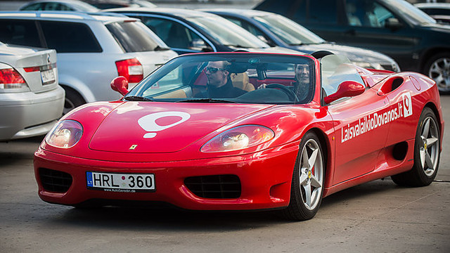 „Ferrari“ nusipirkę lietuviai leis pavažiuoti visiems norintiems