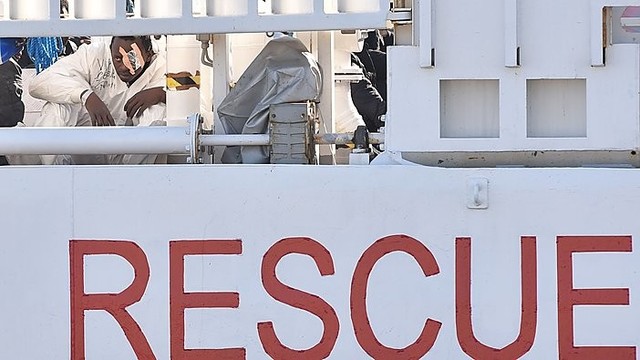Tragedija Viduržiemio jūroje: apsivertė laivas su 700 migrantų