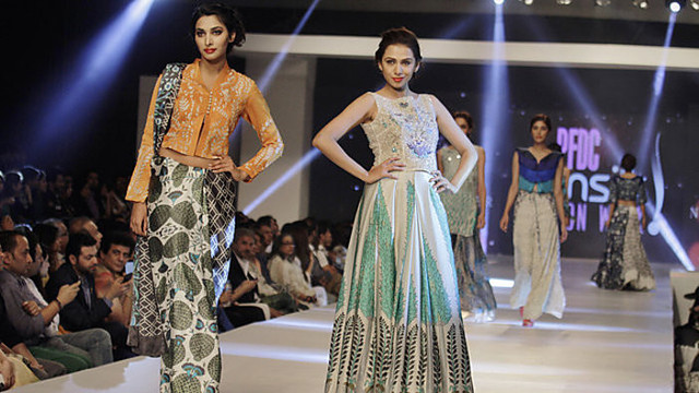 Gražuolės manekenės demonstravo Pakistano dizainerių kūrinius