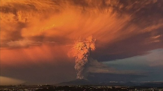 Čilėje - įspūdingas vieno pavojingiausių ugnikalnių išsiveržimas