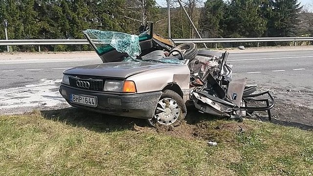 Prienų r. krovininiai automobiliai sumaitojo „Audi“, žuvo žmogus