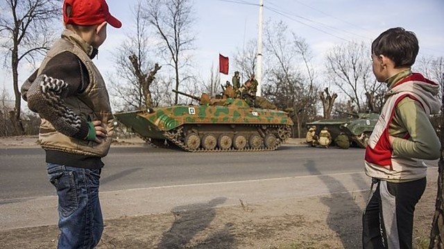Rytų Ukrainoje fronto link juda karinės technikos kolona