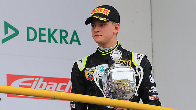Michaelio Schumacherio sūnus skina pergales „Formulės“ trasoje