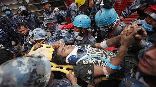 Stebuklas Nepale: po penkių dienų ištraukė gyvą paauglį