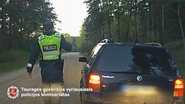 Policininkai nufilmavo po visą kelią svirduliuojantį automobilį