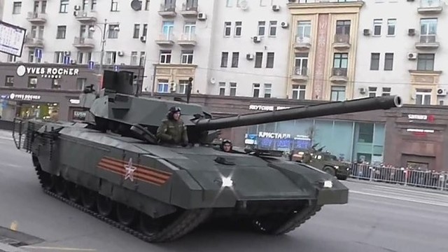 Naujasis Rusijos tankas grėsmingas, bet genda ir leidžia tepalus