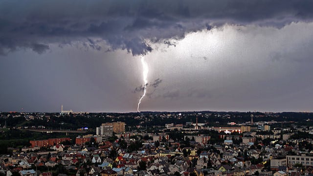 Vidurio ir Pietų Lietuvoje griaudės ir žaibuos