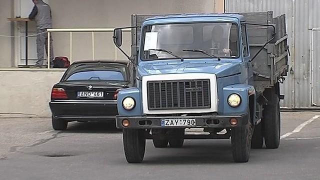 Seimo aukcione kova užvirė tik dėl rusiško sunkvežimio