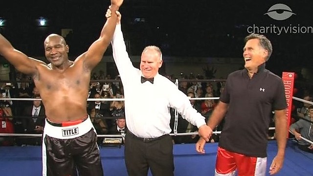 Politikas M. Romney bokso ringe kovėsi su E. Holyfieldu