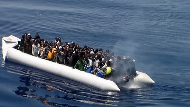 Sprendžiama, ar naikinti žmonių kontrabandininkų laivus Libijoje