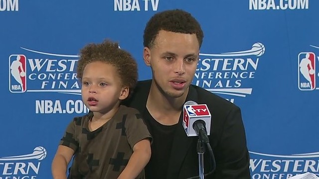 S. Curry dukros šėlionės spaudos konferencijoje NBA sukėlė audrą