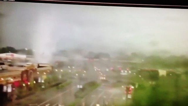Ohajuje nufilmuotas automobilius vartęs tornadas
