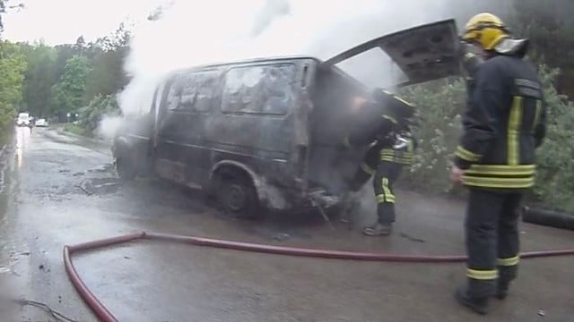 Ugniagesių vaizdo įraše – gesinamas mikroautobusas