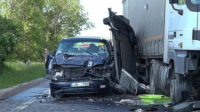 Pasienyje su Lenkija – mikroautobuso ir vilkiko avarija