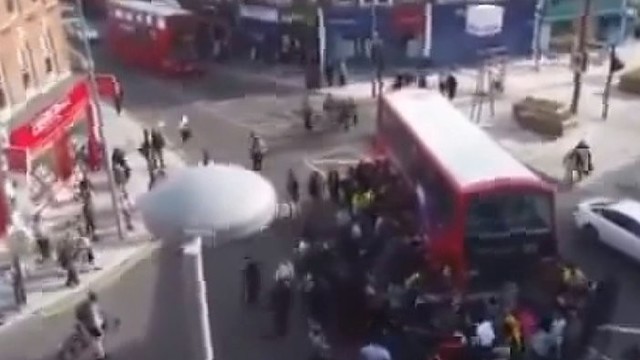 Gelbėdami žmogų Londono gyventojai pakėlė dviaukštį autobusą