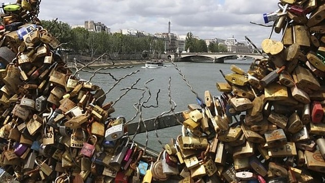 Garsusis tiltas Paryžiuje išlaisvintas nuo meilės spynelių