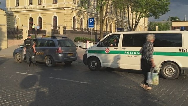 Vilniuje policija iš automobilio iškrapštė girtą taksistą