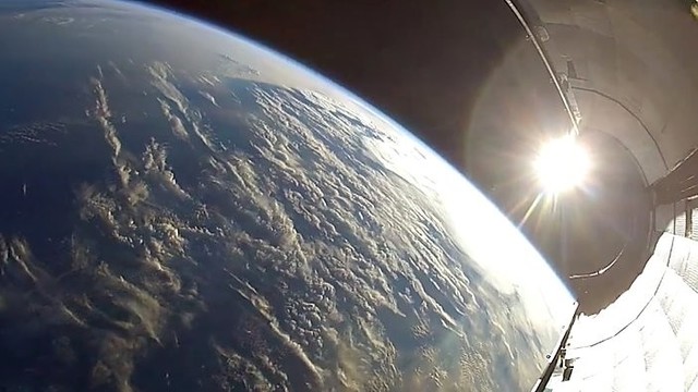 Užburiantis sukimasis: „Falcon 9“ raketa krenta atgal į Žemę
