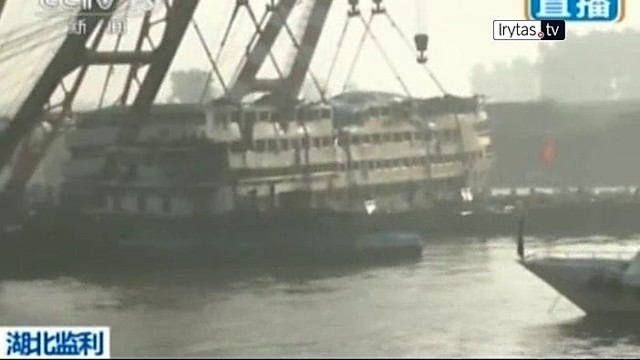 Kinijoje apvirtusio laivo aukų skaičius išaugo iki 400