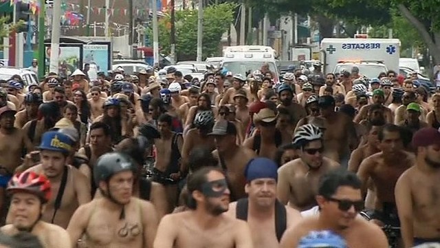 Meksikoje gatvėmis važinėjo šimtai apsinuoginusių dviratininkų
