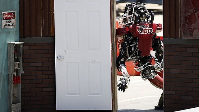 Linksmiausi DARPA robotų čempionato kadrai