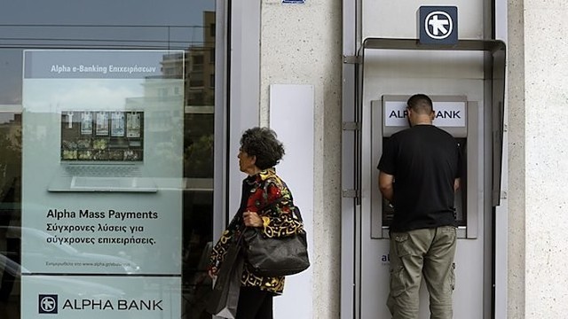 Graikai tuština bankomatus, kitą savaitę bankai gali ir nedirbti