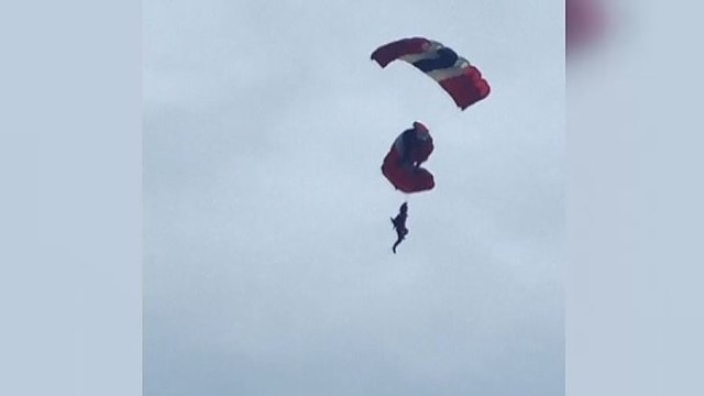 Neįtikėtina: krentantį parašiutininką draugas sugavo ore