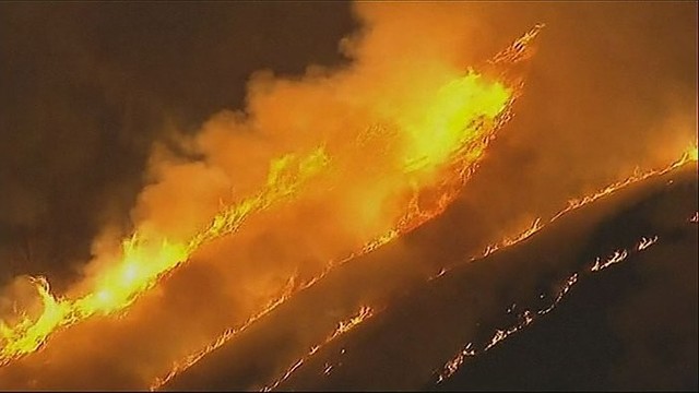 Kalifornijos kalnuose plinta gaisras: evakuojami žmonės