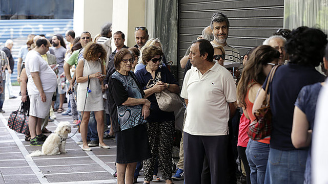 Po žinios apie referendumą graikai tuština bankomatus