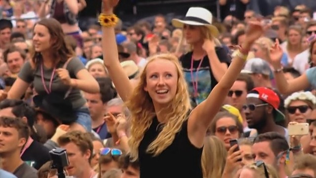 Britai „Glastonbury“ festivalyje šelo su muzikos žvaigždėmis