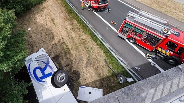 Belgijoje apvirtus britų vaikų autobusui žuvo vairuotojas