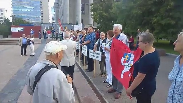 Protestuotojai neleidžia kišti nagų prie lietuvių kalbos