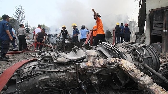 Indonezijos lėktuvo katastrofa nusinešė bent 30 žmonių gyvybes