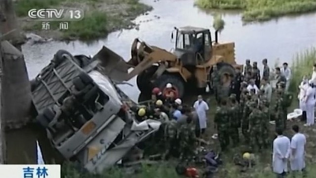 Dar viena nelaimė Azijoje: nuo tilto nuvažiavo autobusas
