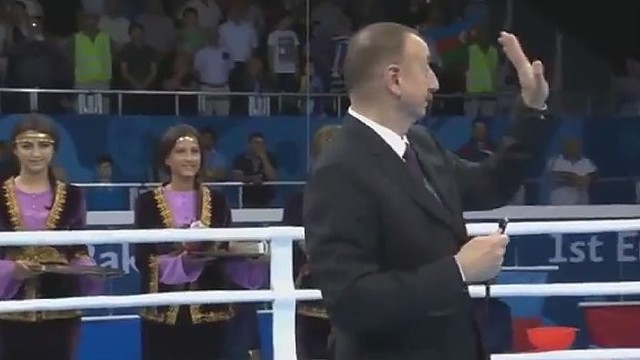 Azerbaidžano prezidento rankos gestas: švilpimas virto plojimais