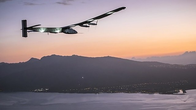 Įspūdingi rekordinio „Solar Impulse 2“ nusileidimo vaizdai