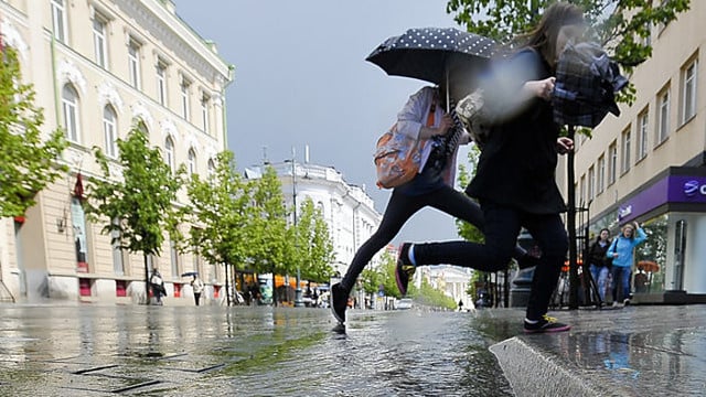 Orai pateiks staigmenų: be lietaus žadama ir kruša