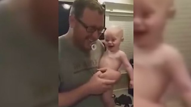 Kvailiojančių tėčio ir kūdikio vaizdelis užkrės juoku