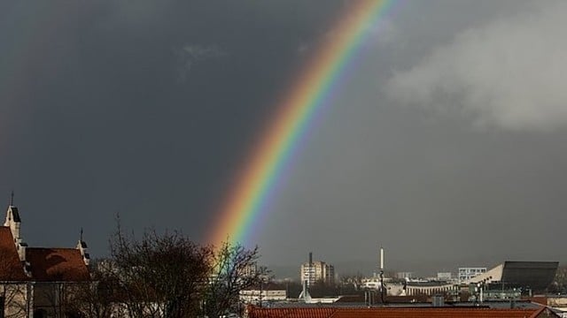 Orai išliks drėgni, bet pamažu šiltės