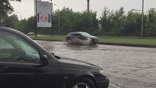 Dėl smarkaus lietaus Vilniuje plaukia automobiliai